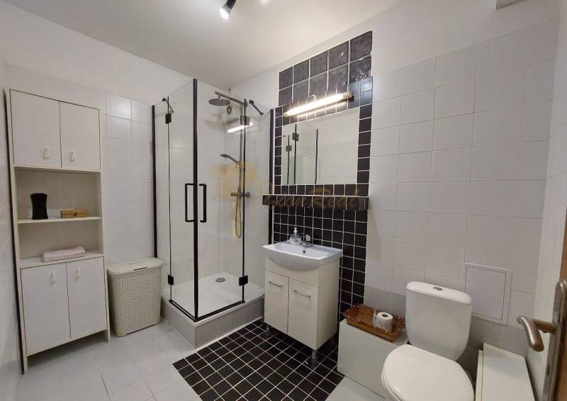 4-izb. byt na ul. Wolkrova, Petržalka, upravený na 2 bytové jednotky - Kúpeľňa v 4-izbovom byte s vaňou, sprchou a čierno-bielymi obkladmi.