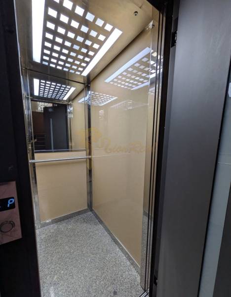 4-izb. byt na ul. Wolkrova, Petržalka, upravený na 2 bytové jednotky - Výťah so zrkadlom a moderným osvetlením, 4-izbový byt.