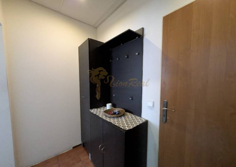 4-izb. byt na ul. Wolkrova, Petržalka, upravený na 2 bytové jednotky - Chodba s nábytkom a dekoráciami v 4-izbovom byte.