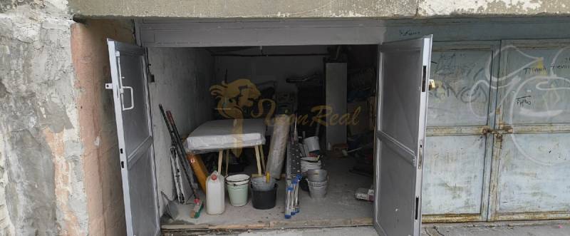 Garáž, Dudvažská ul., Podunajské Biskupice - Otvorená garáž na ulici Dudvážska v Bratislave - Podunajských Biskupiciach, plná náradia a materiálu.