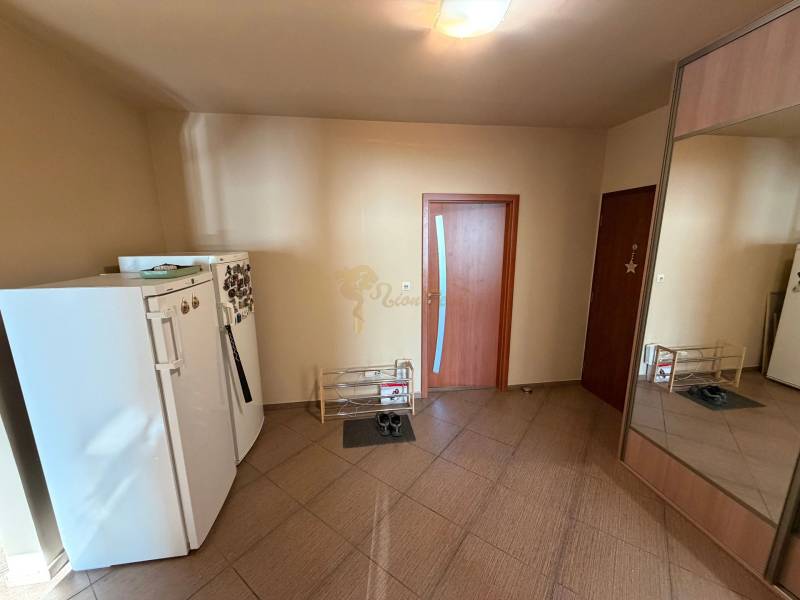 4-izb. byt, Wolkrova, Petržalka, 7.p./8 - V predsieni 4-izbového bytu sú botník, zrkadlová skriňa a dve chladničky.