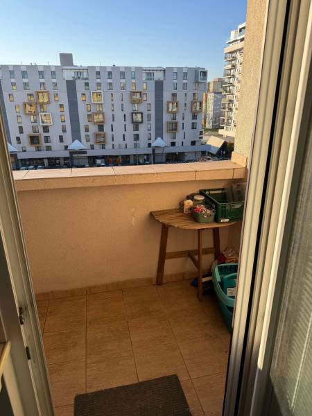 4-izb. byt, Wolkrova, Petržalka, 7.p./8 - Balkón 4-izbového bytu s výhľadom na ulicu Wolkrova v Petržalke, Bratislava.