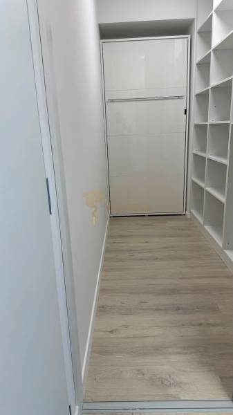 Novostavba 2,5-izb. bytu v NUPPU, garážové státie + vonkajšie státie - Chodba s podlahou s dreveným dekorom a úložným priestorom v 2-izbovom byte.