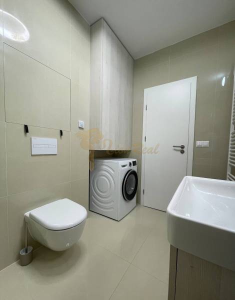 2-izb. byt Bystrická, Devínska Nová Ves, parking, pivnica - Kúpeľňa s práčkou v 2-izbovom byte, minimalistické sanitárne zariadenie a skriňa.