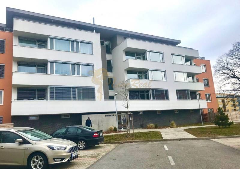 2-izb. byt Bystrická, Devínska Nová Ves, parking, pivnica - Bytový dom na Bystrickej ulici v Bratislave, Devínskej Novej Vsi s parkoviskom.