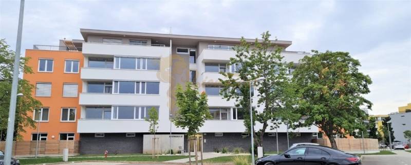 2-izb. byt Bystrická, Devínska Nová Ves, parking, pivnica - Bytový dom na Bystrickej ulici v Bratislave - Devínskej Novej Vsi obklopený zeleňou.