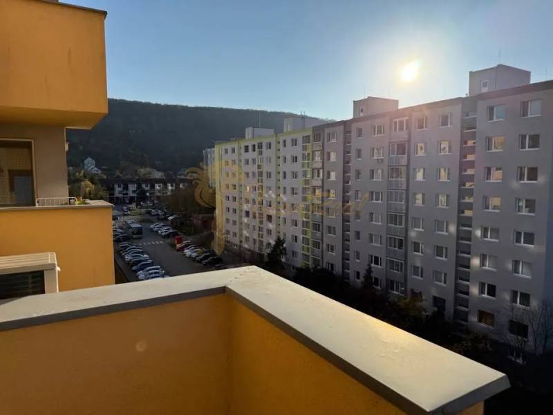 2-izb. byt, Š.Králika, Devínska Nová Ves, lodžia - Výhľad na bytovky zo 2-izbového bytu na Štefana Králika v Devínskej Novej Vsi.