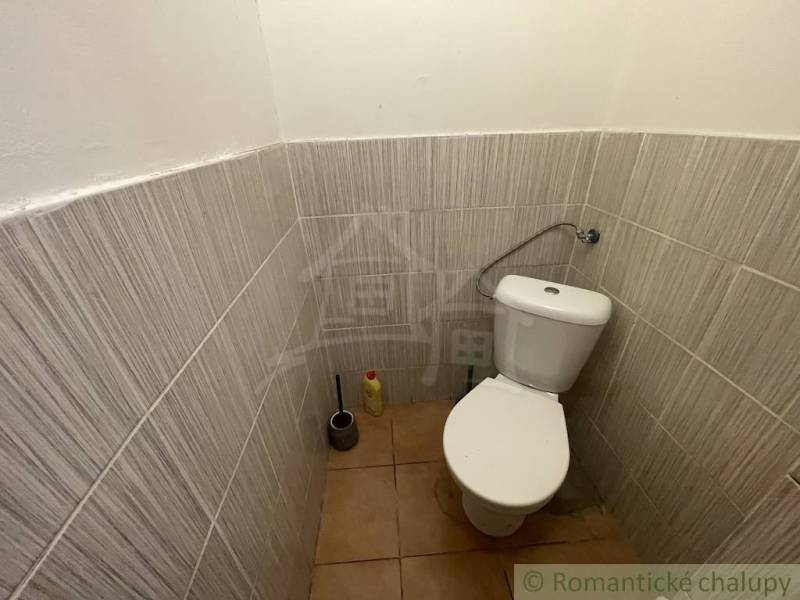 Trojizbový rodinný dom vhodný aj na chalupu v kľudnej časti obce Jatov - Toaleta v rodinnom dome s keramickou podlahou a obkladmi.