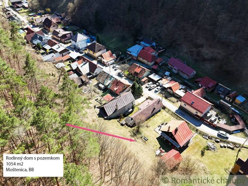 Chalupa - rodinný dom v krásnom prostredí – Moštenica, Banská Bystrica - Pohľad na chaty v Moštenici zasadené do lesa a okolitej prírody.