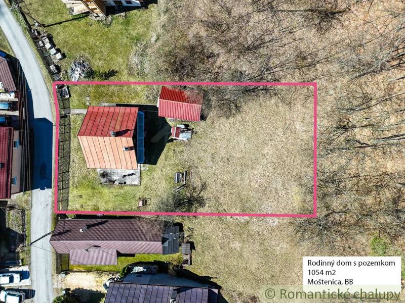 Chalupa - rodinný dom v krásnom prostredí – Moštenica, Banská Bystrica - Chata v Moštenici s červenou strechou obklopená pozemkom veľkosti 1054 m².
