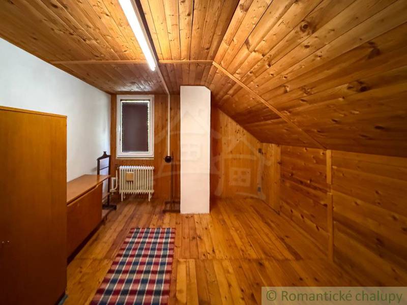 Chalupa - rodinný dom v krásnom prostredí – Moštenica, Banská Bystrica - Interiér chaty s podlahou s dreveným dekorom a sedliackym nábytkom.