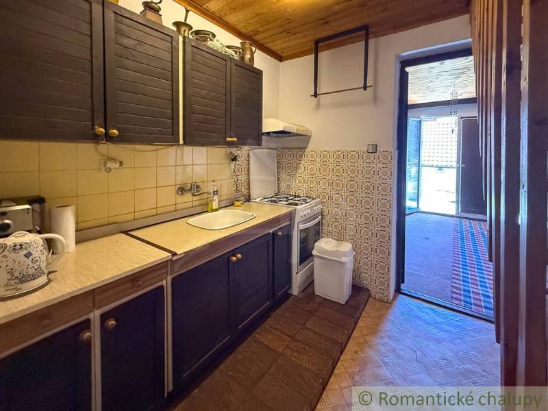 Chalupa - rodinný dom v krásnom prostredí – Moštenica, Banská Bystrica - Chata s rustikálnou kuchyňou, dreveným dekorom a štýlovým obkladom.