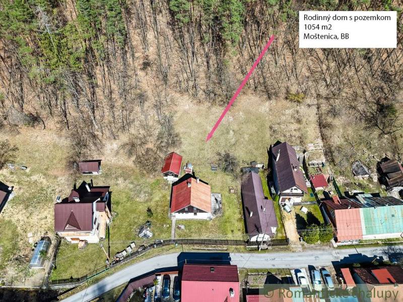 Chalupa - rodinný dom v krásnom prostredí – Moštenica, Banská Bystrica - Letecký pohľad na chatu s pozemkom v Moštenici pri lese.