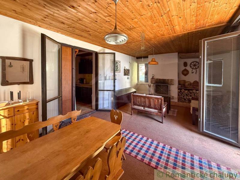 Chalupa - rodinný dom v krásnom prostredí – Moštenica, Banská Bystrica - Kuchyňa v Chate s dreveným stropom a rustikálnym nábytkom.