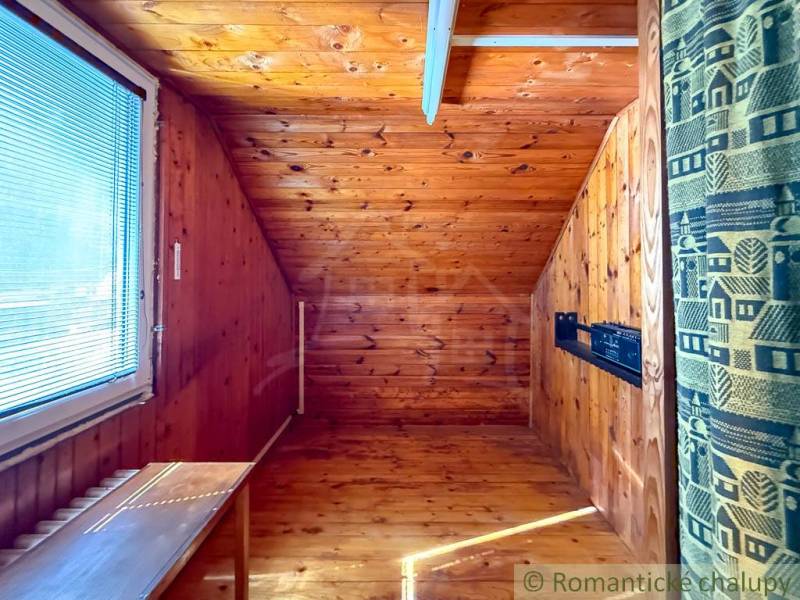 Chalupa - rodinný dom v krásnom prostredí – Moštenica, Banská Bystrica - Izba v chate s podlahou s dreveným dekorom a strešným oknom.