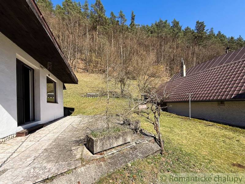 Chalupa - rodinný dom v krásnom prostredí – Moštenica, Banská Bystrica - Záhrada pri chate v Moštenici s výhľadom na svah s lesom.