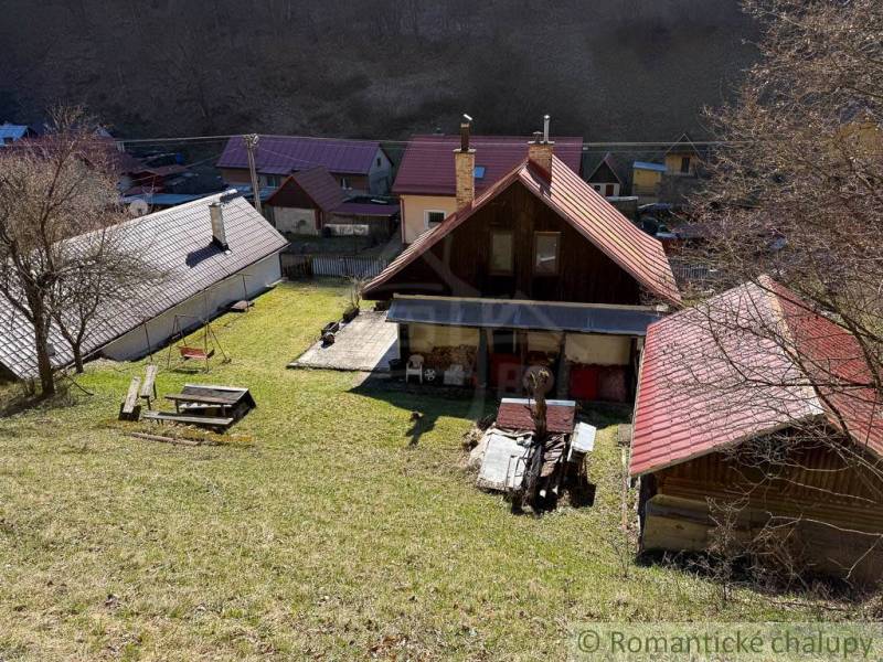 Chalupa - rodinný dom v krásnom prostredí – Moštenica, Banská Bystrica - Chata v Moštenici obklopená trávnikom a stromami.