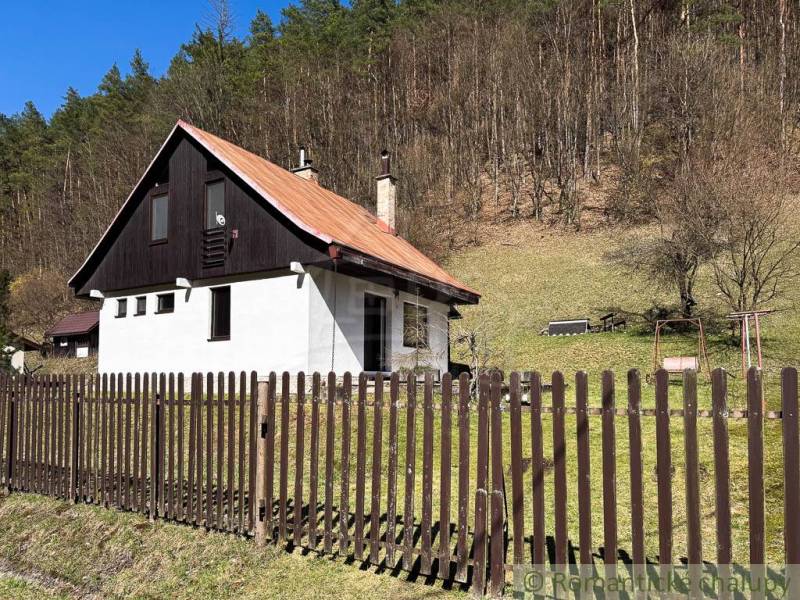 Chalupa - rodinný dom v krásnom prostredí – Moštenica, Banská Bystrica - Chata v Moštenici obklopená plotom a lesom, zasadená v prírode.