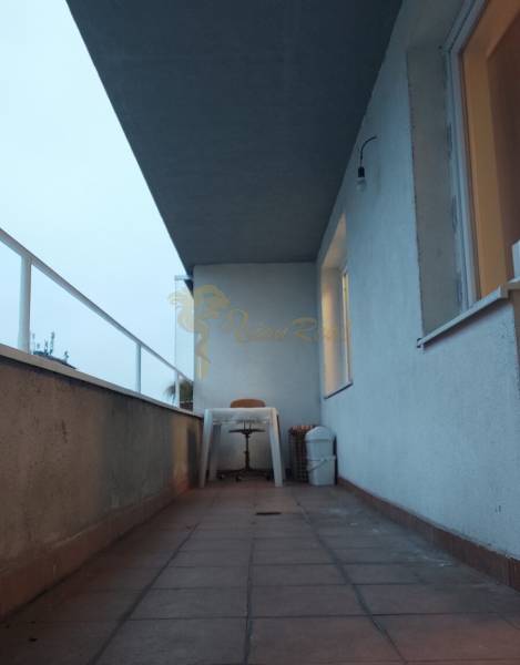 1-izb. byt, Krížná ul., Staré Mesto s veľkou lodžiou - Balkón s terasovou dlažbou a plastovým nábytkom v 1-izbovom byte.