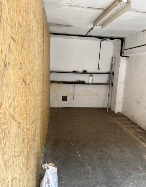 Garáž Rajčianska ul., Vrakuňa - Garáž na Rajčianskej ulici v Bratislave-Vrakuni s bielymi stenami a poličkami.