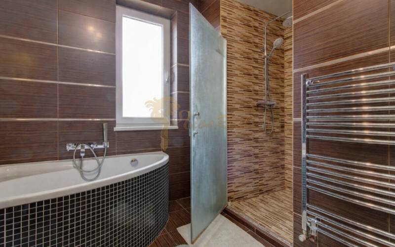 5-izb. byt, Krajinská, Podunajské Biskupice, 2.p./3 - Kúpeľňa v 5 a viac izbovom byte so sprchovým kútom a vaňou, obklady hnedosivé.