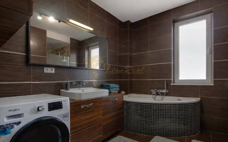 5-izb. byt, Krajinská, Podunajské Biskupice, 2.p./3 - Kúpeľňa s vaňou, umývadlom a práčkou v päť a viac izbovom byte.