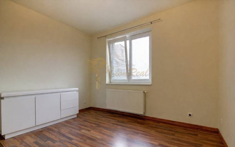 5-izb. byt, Krajinská, Podunajské Biskupice, 2.p./3 - Izba s podlahou s dreveným dekorom, bielou skriňou a oknom v 5 a viac izbovom byte.