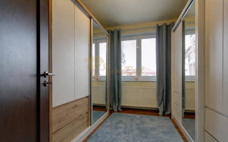 5-izb. byt, Krajinská, Podunajské Biskupice, 2.p./3 - Izba v päť a viac izbovom byte s podlahou s dreveným dekorom a skriňami.