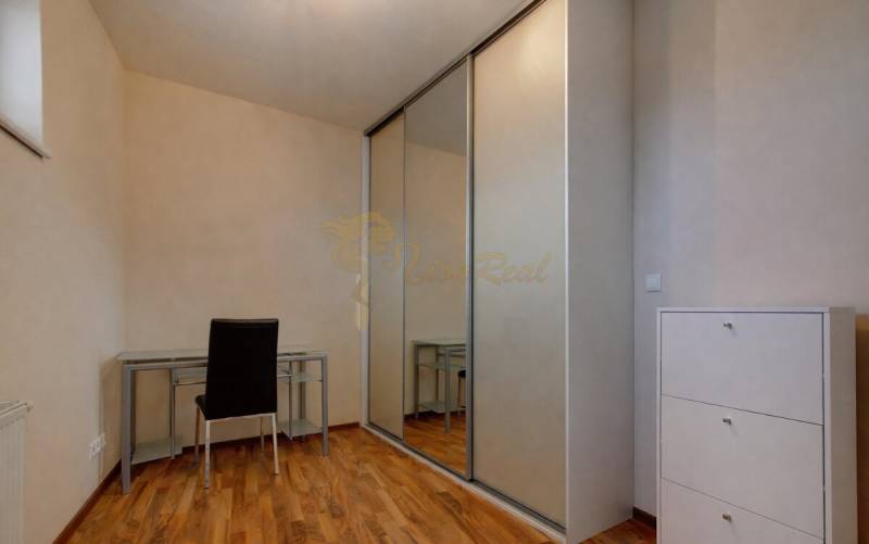 5-izb. byt, Krajinská, Podunajské Biskupice, 2.p./3 - Pracovňa s nábytkom, skriňou so zrkadlom a podlahou s dreveným dekorom v 5 a viac izbovom byte.