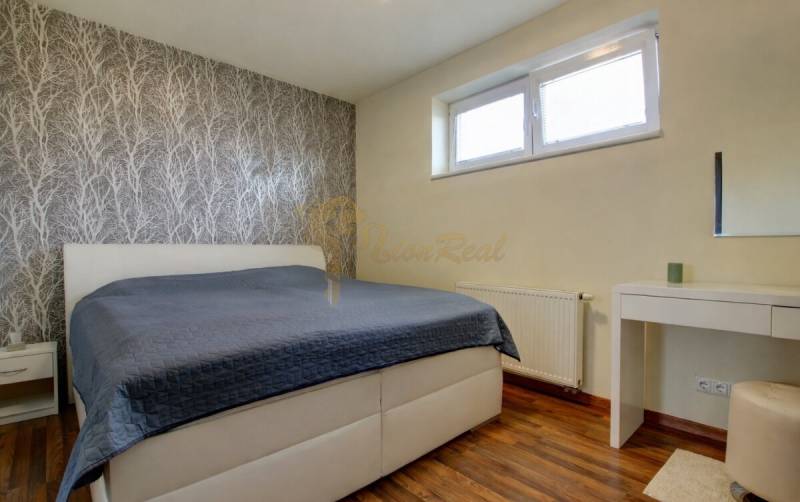 5-izb. byt, Krajinská, Podunajské Biskupice, 2.p./3 - Spálňa s tapetou s lesným motívom, manželskou posteľou, pracovným stolom a podlahou s dreveným dekorom.