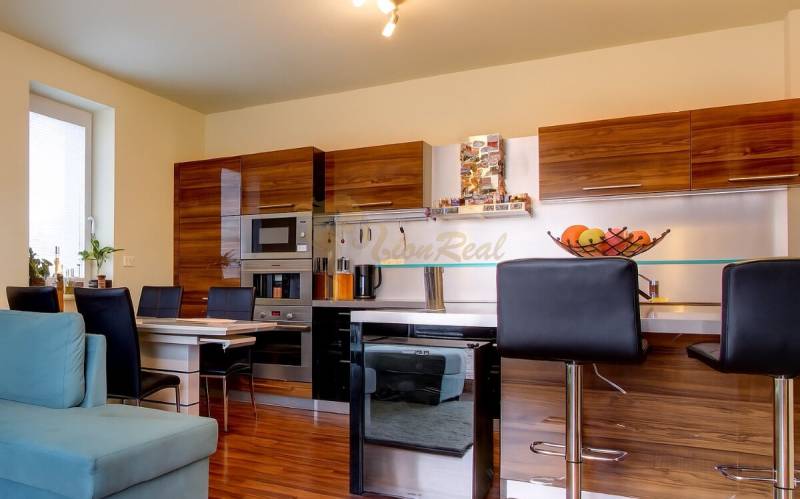 5-izb. byt, Krajinská, Podunajské Biskupice, 2.p./3 - Kuchyňa v 5 a viac izbovom byte s kuchynskou linkou a podlahou s dreveným dekorom.