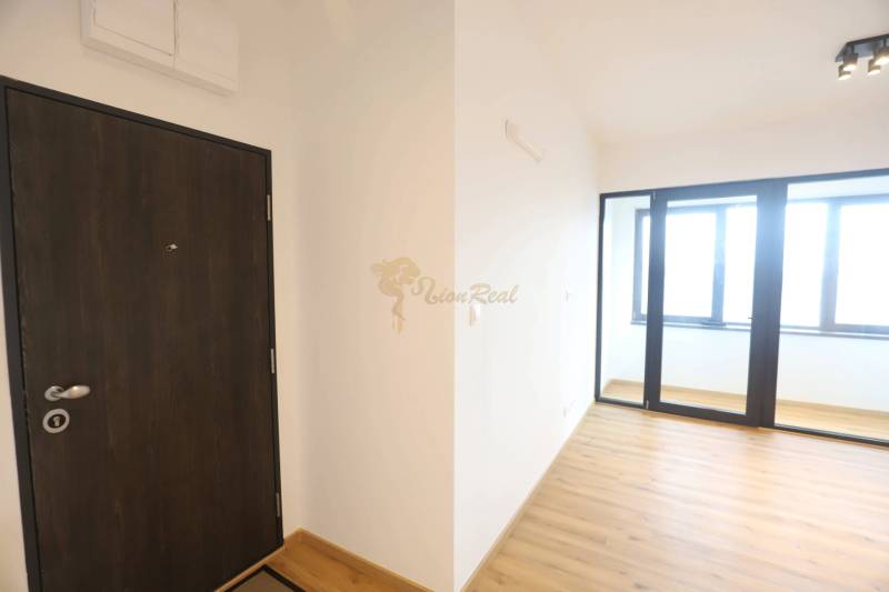 1-izb. byt v novostavbe v Ružinove, 4p./10 - Vstupné dvere a podlaha s dreveným dekorom v 1-izbovom byte.