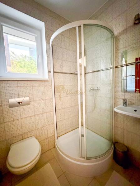 6-izb. rodinný dom, Chorvátsky Grob - Kúpeľňa s rohovým sprchovacím kútom a WC v rodinnom dome.
