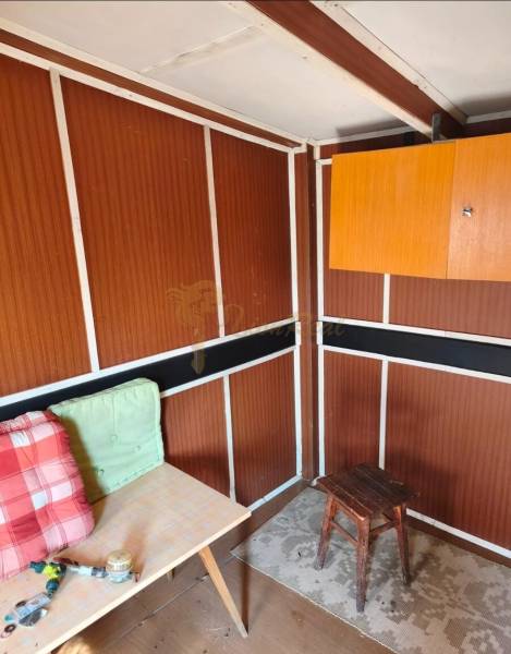 Záhrada na Žabom majeri, Rača - Jednoduchá drevená miestnosť so stoličkou a stolíkom v Záhradách.