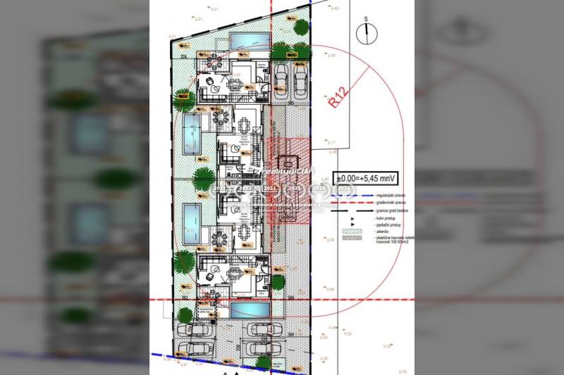 NIN - radový dom - Pôdorys rodinného domu v Ninu s parkovacími miestami a bazénom na pozemku.