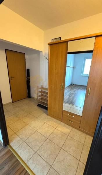 1-izb. byt, J.Stanislava, Karlova Ves, lodžia, 3.p./8 - Vstupná miestnosť s dlažbou, zrkadlovou skriňou a pohľadom na podlahu s dreveným dekorom.