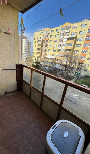 1-izb. byt, J.Stanislava, Karlova Ves, lodžia, 3.p./8 - Balkón s výhľadom na paneláky v Bratislave - Karlovej Vsi, 1-izbový byt.