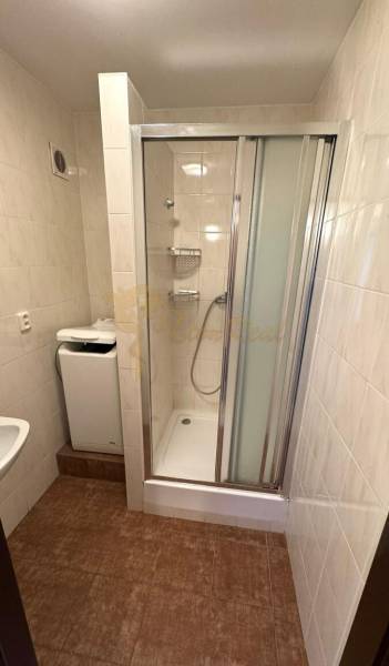 1-izb. byt, J.Stanislava, Karlova Ves, lodžia, 3.p./8 - Kúpeľňa so sprchovým kútom a práčkou, neutrálne obklady.