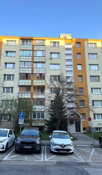 1-izb. byt, J.Stanislava, Karlova Ves, lodžia, 3.p./8 - Bytový dom s parkoviskom v Bratislave - Karlovej Vsi, vedľa zaparkované autá.