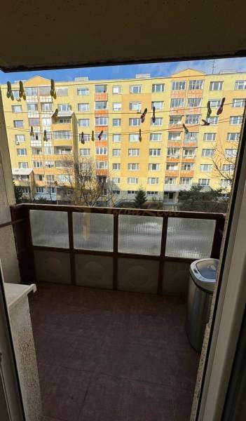 1-izb. byt, J.Stanislava, Karlova Ves, lodžia, 3.p./8 - Balkón 1-izbového bytu v Bratislave - Karlovej Vsi s výhľadom na bytovku.