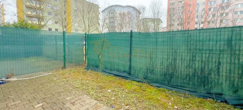 1,5 izb. byt s predzáhradkou, Podunajské Biskupice, projekt Oppidum - Dvor 2-izbového bytu v Bratislave - Podunajských Biskupiciach s oplotením a dlažbou.