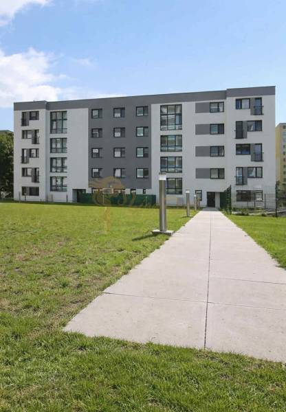 1,5 izb. byt s predzáhradkou, Podunajské Biskupice, projekt Oppidum - Bytový dom v Bratislave, Podunajských Biskupiciach, s chodníkom vedúcim cez trávnik.