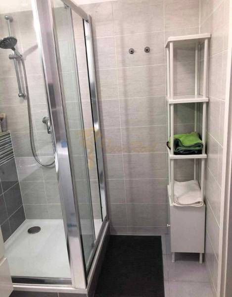 1,5 izb. byt s predzáhradkou, Podunajské Biskupice, projekt Oppidum - Kúpeľňa s kachličkami, sprchovým kútom a poličkou v 2-izbovom byte.