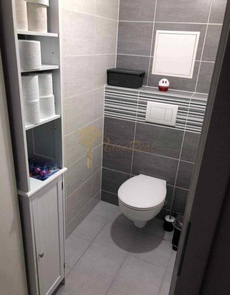 1,5 izb. byt s predzáhradkou, Podunajské Biskupice, projekt Oppidum - Kúpeľňa v 2-izbovom byte s modernými dlaždicami a závesným WC systémom.