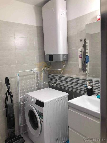 1,5 izb. byt s predzáhradkou, Podunajské Biskupice, projekt Oppidum - Kompaktná kúpeľňa s práčkou, bojlerom a drezy v 2-izbovom byte.