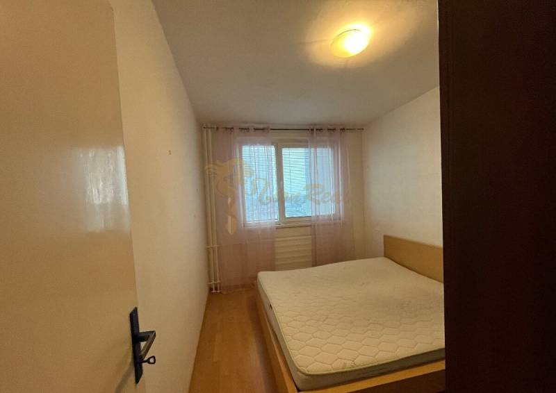 Prenájom 2-izb. bytu, Mozartova ul., Staré Mesto, pri Horskom parku - Spálňa v 2-izbovom byte s posteľou a podlahou s dreveným dekorom.