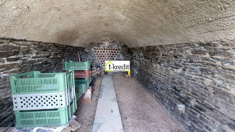 PREDAJ - VINICA - ZLATÉ MORAVCE - Kamenná pivnica s regálmi a plastovými debničkami vo Viniciach.
