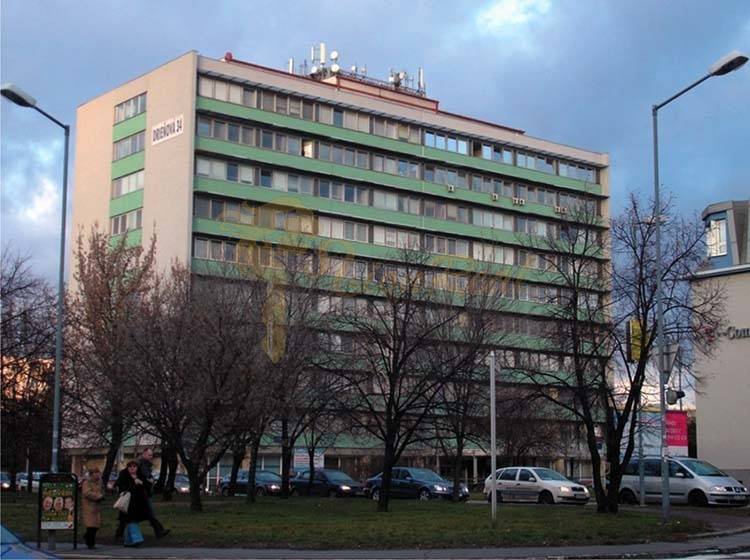 Kancelárie, Drieňová ul., Ružinov 25 m2 - Budova na Drieňovej ulici v Bratislave - Ružinove s kanceláriami a autami v okolí.