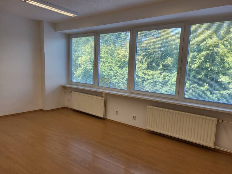 Kancelárie, Drieňová ul., Ružinov 25 m2 - Kancelárie s veľkými oknami, drevenou podlahou a radiátorom.