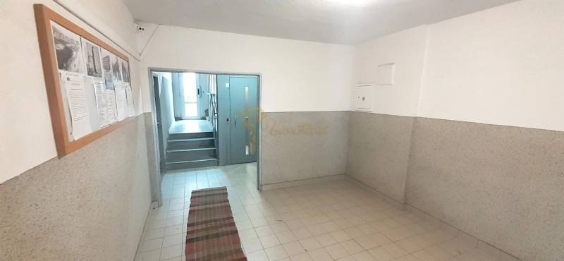 2-izb. byt pri Račianskom Mýte, balkón, 5.p./11 - Vstupná hala v bytovom dome s nástenkou a prístupom k výťahu.